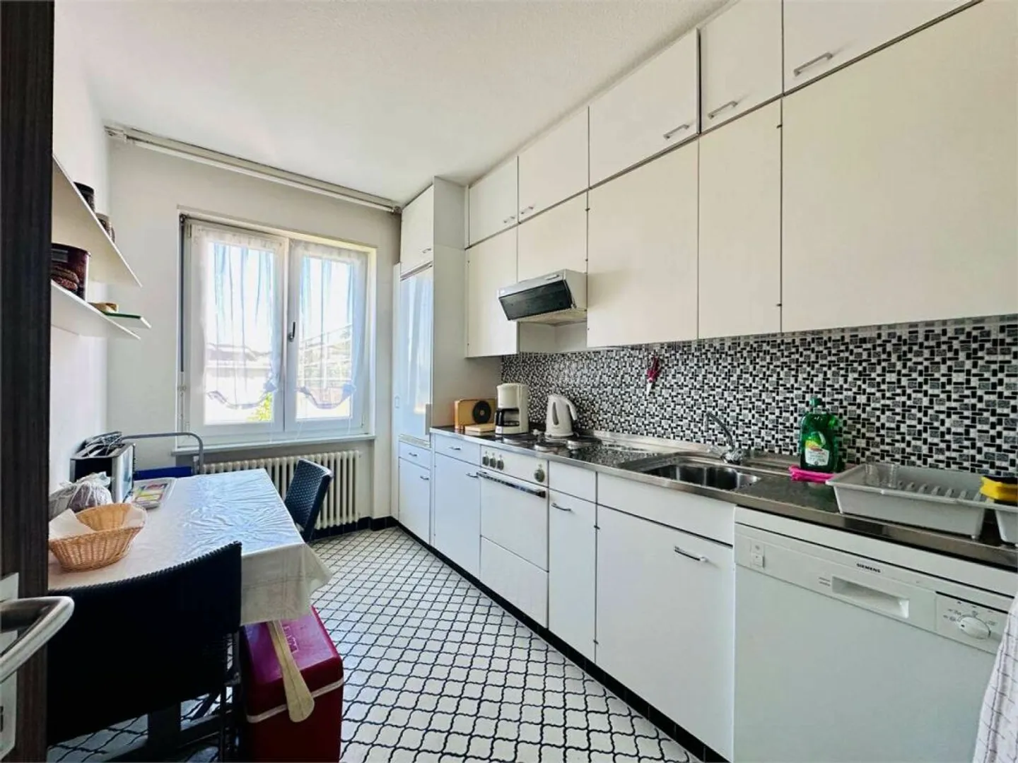 Sonnige 3.5 Zimmer Wohnung mit Balkon &amp; Seesicht in Porza - Foto 5 von 12