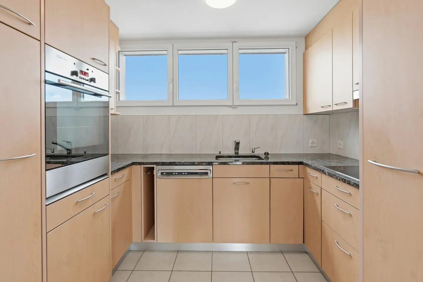 Bright 3.5-room attic apartment with terrace &amp; panoramic views - Photo 11 of 13