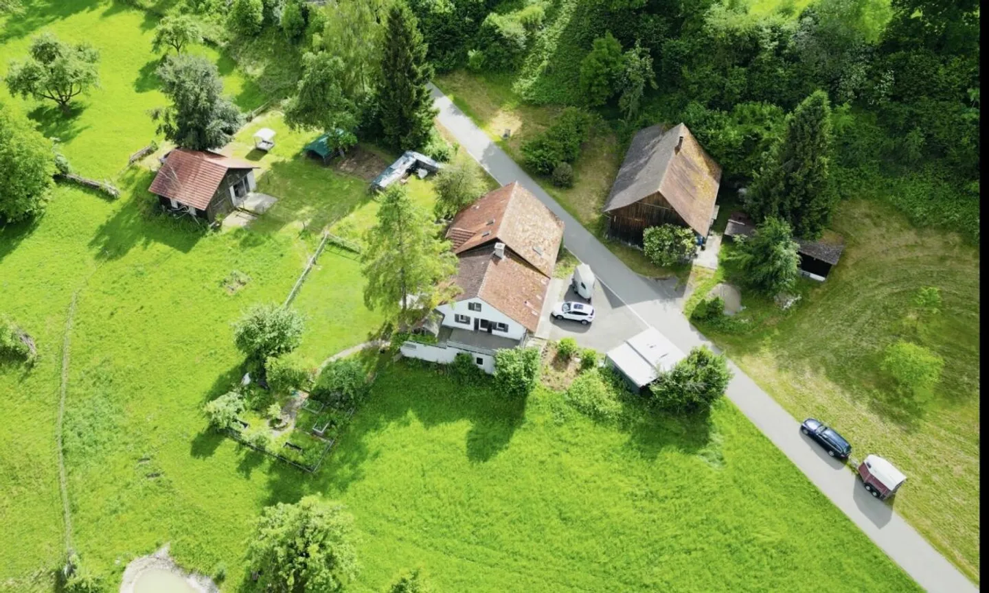 Grosses freistehendes 7.5-Zimmer-Bauernhaus für Pferdeliebhaber oder Kleintierhalter! Pferdeboxen, Remise, Wald und Wiesen .... - Foto 1 di 13
