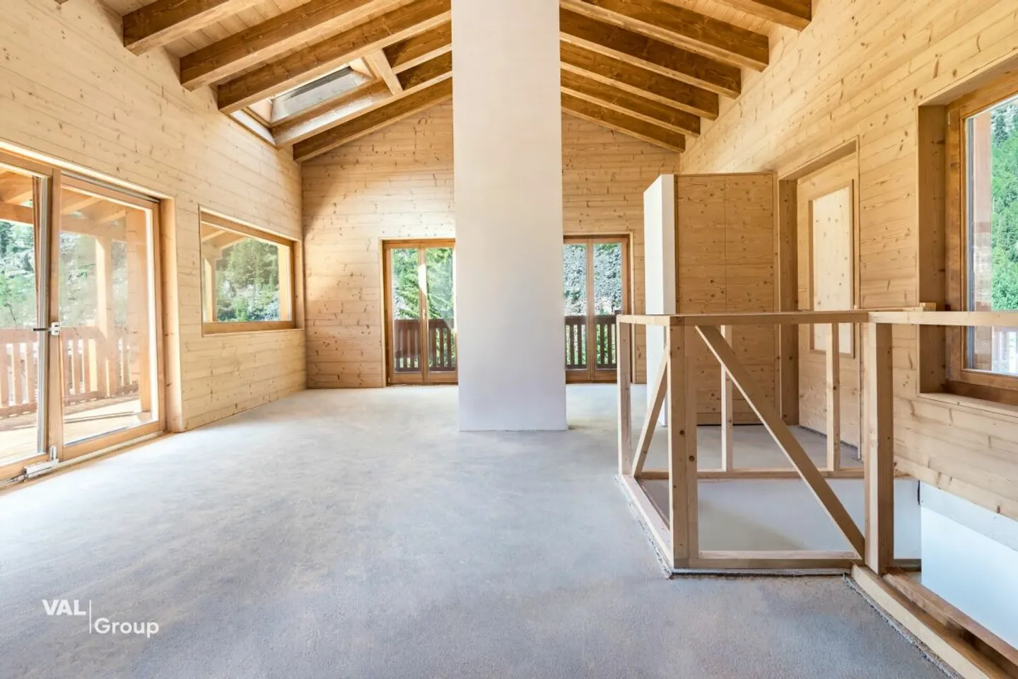 Chalet affascinante con eleganza alpina in un ambiente mozzafiato - Foto 4 di 12