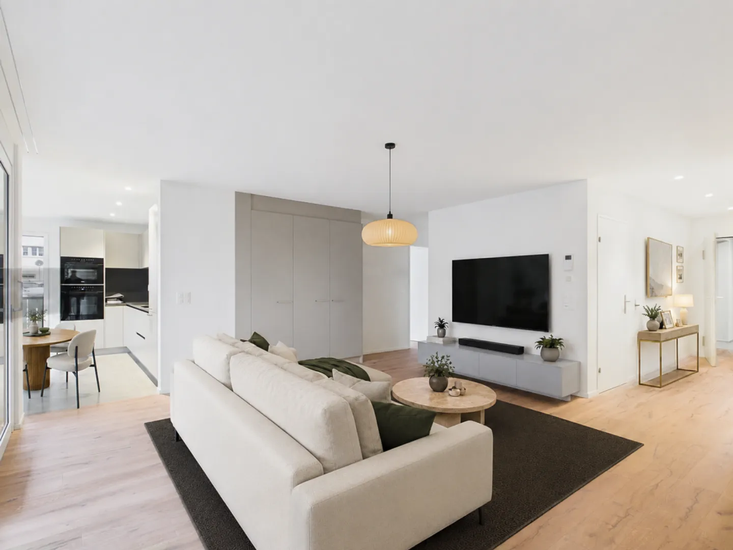Spacious 5.5-room apartment with loggia & en suite bathroom - Photo 1 of 13