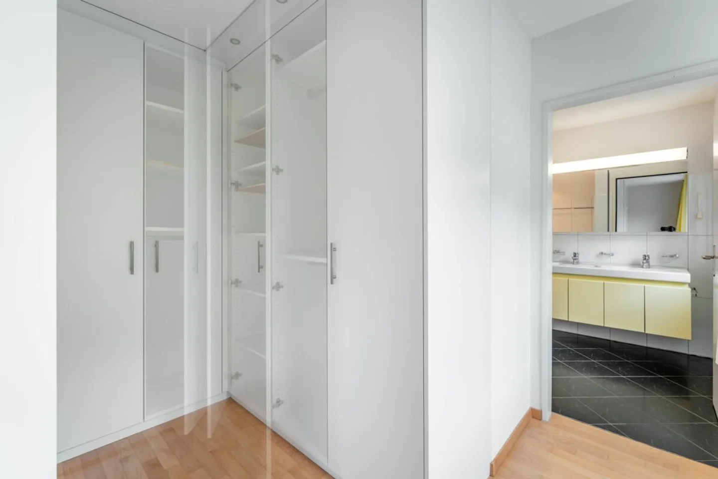 Appartement exclusif de 4.5 pièces avec cheminée, balcon de 37 m² et vue dégagée - Photo 9 sur 13