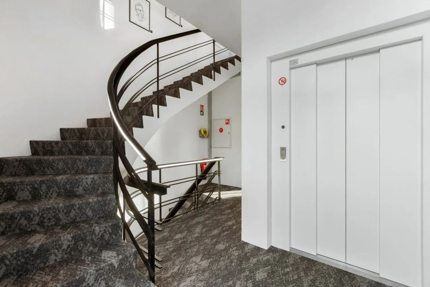 Modern Commercial Property in a Well-Frequented Location - Photo 10 of 12