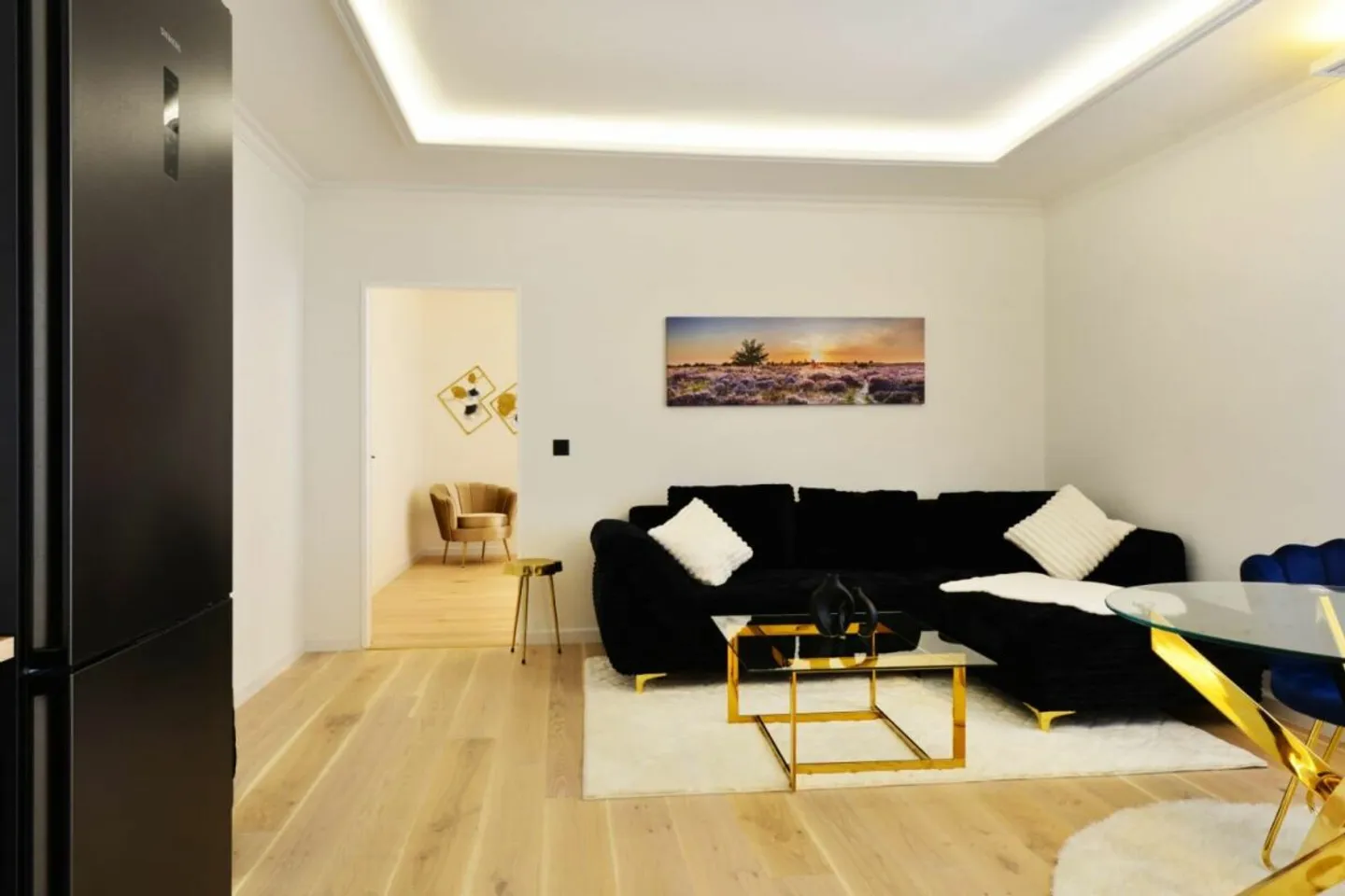 In the best location, furnished and including outdoor parking (limited from now until the end of August max.) - Photo 2 of 12