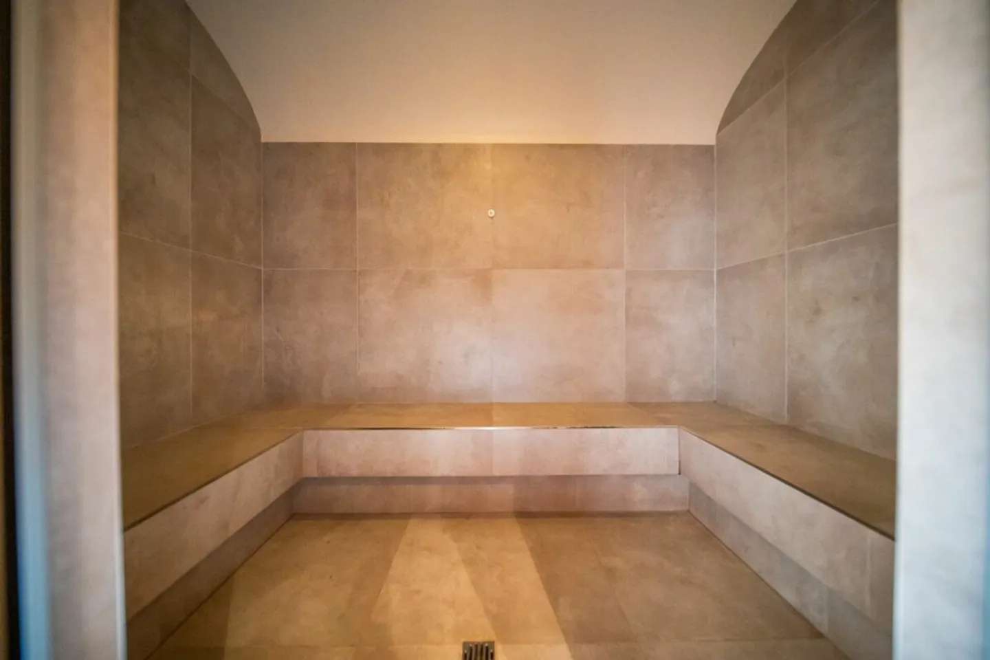 Modern 2.5-room terrace apartment with 20 m² terrace in Laax - Photo 12 of 13