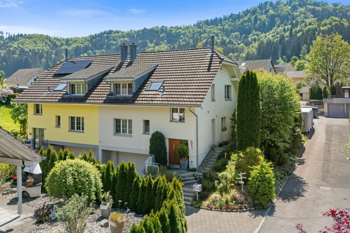 Casa bifamiliare ben tenuta con idillio da giardino - Foto 2 di 13