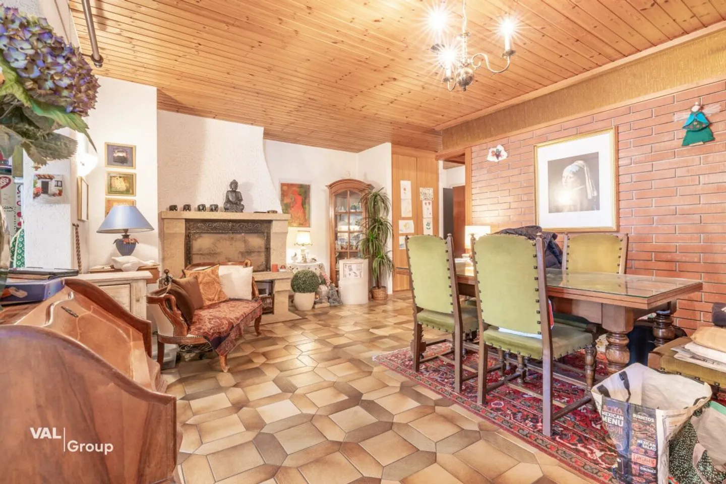 Bright attic in the heart of amenities - Photo 4 of 9