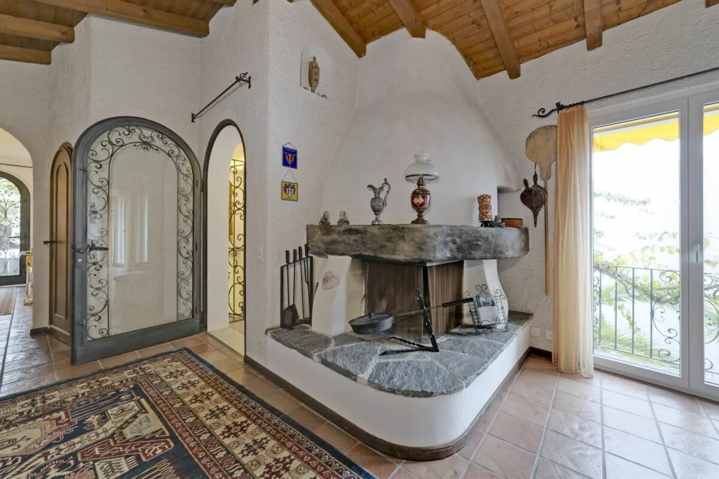 Villa Méditerranéenne avec Piscine à Débordement et Vue Panoramique sur le Lac à Brissago - Photo 12 sur 13