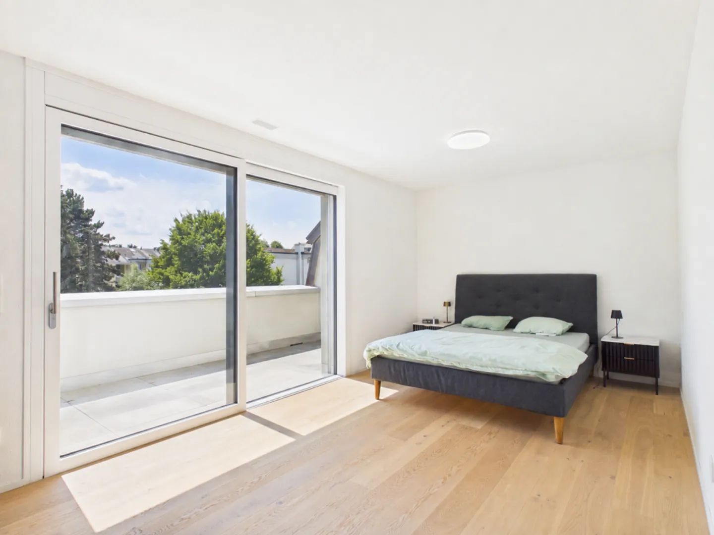 Exclusive 3.5-room penthouse apartment with generous outdoor spaces in Binningen - Photo 10 of 13