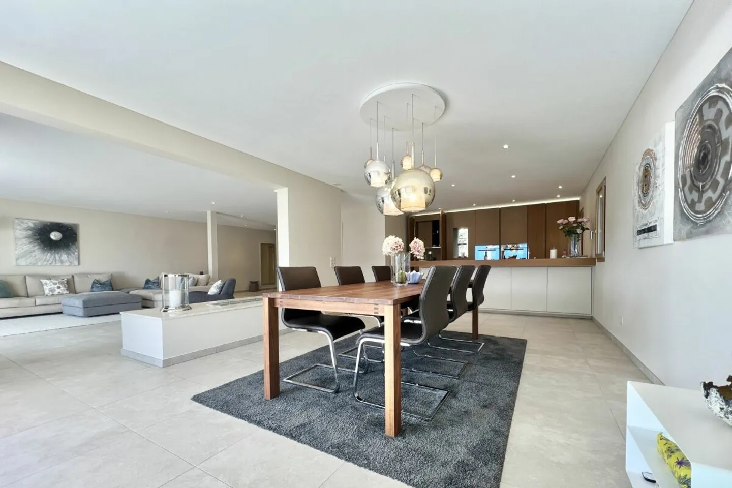 Elegante metà villa con vista lago a 180°, piscina privata e bel giardino - Foto 9 di 13