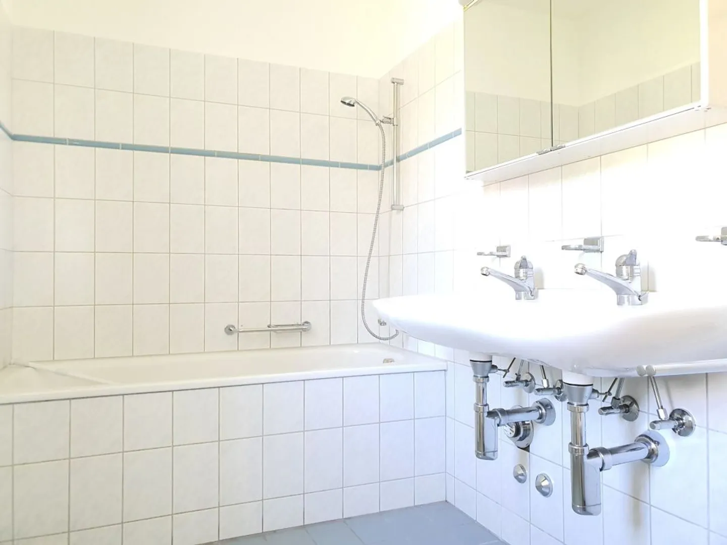 teilsanierte 3.5-Zimmer-Wohnung mit Balkon inmitten grossartiger Bergkulisse - Photo 7 of 9