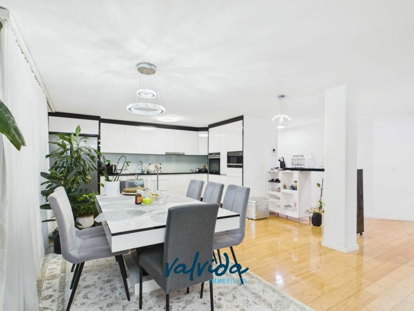 Stylish living in the heart of Visp - spacious 5.5-room apartment - Photo 4 of 13
