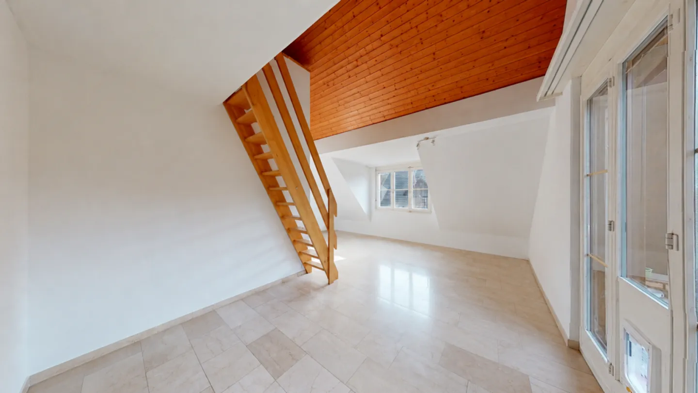 3.5-Room Maisonette with Charm, Balcony and Underground Parking Space - Photo 5 of 13