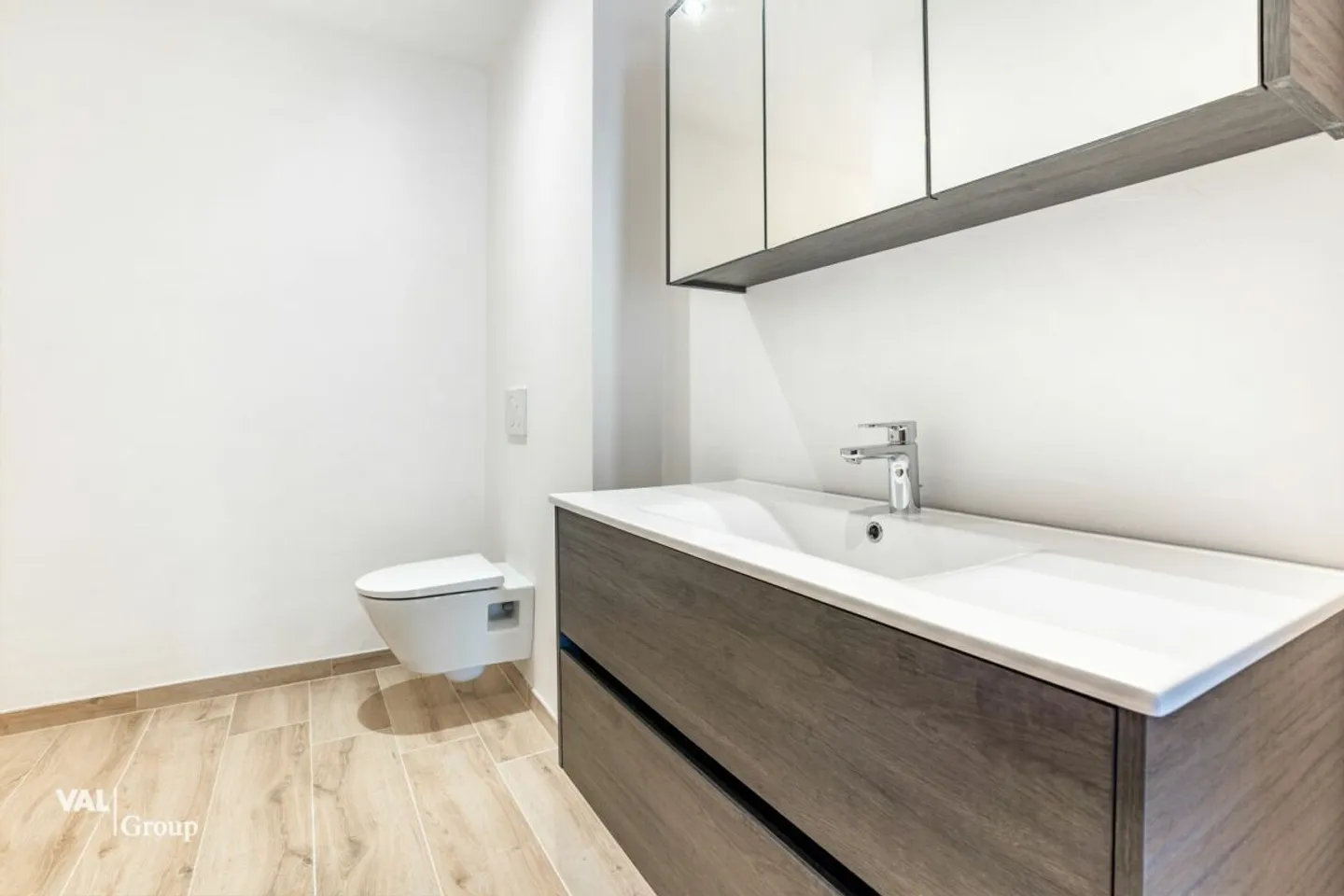 Modern architecture and stunning view of the Valais Alps - Photo 13 of 13