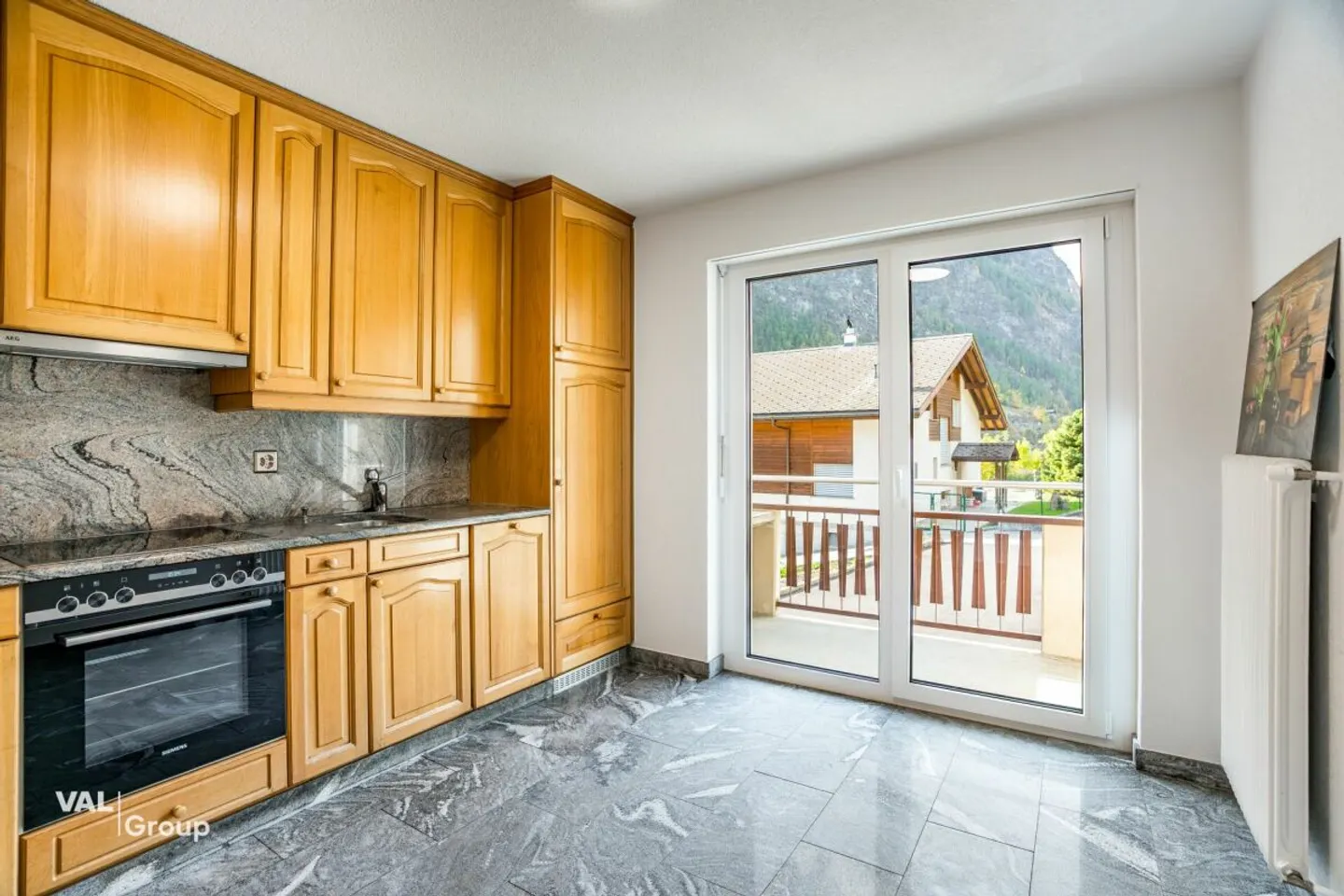 Appartamento ristrutturato con vista montagna - Foto 3 di 13