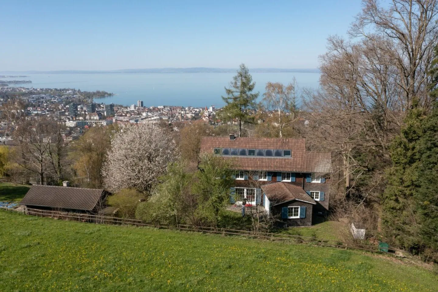 Magnifique maison individuelle modernisée avec une intimité absolue et vue sur le lac - Photo 1 sur 13