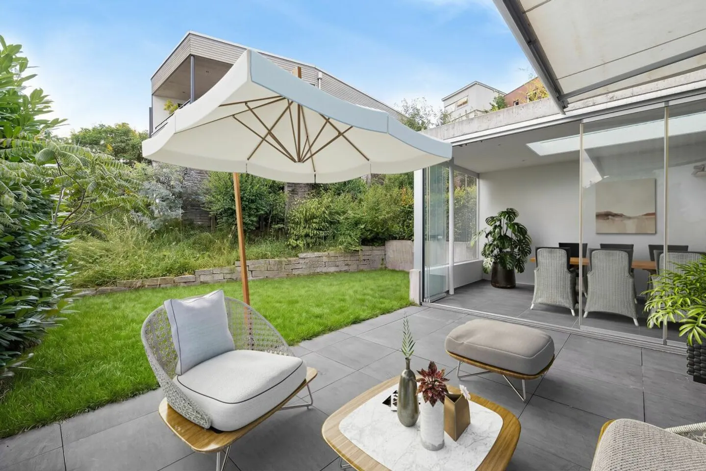 Newly built 4.5-room semi-detached house with winter garden, carport, and parking space in a desirable residential area - Photo 2 of 3