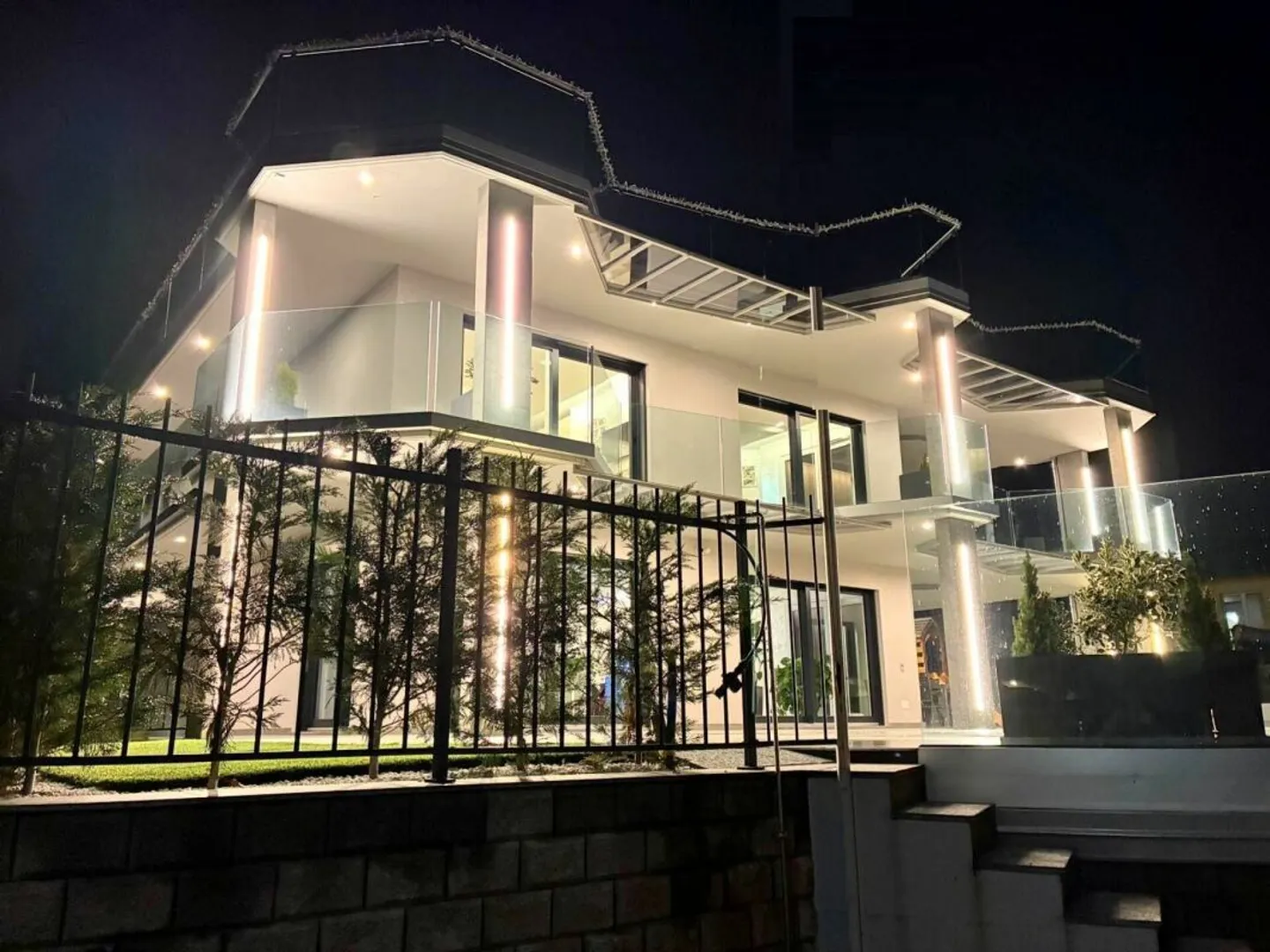 MODERN LUXURY VILLA WITH POOL AND PANORAMIC ROOFTOP - Photo 1 of 13