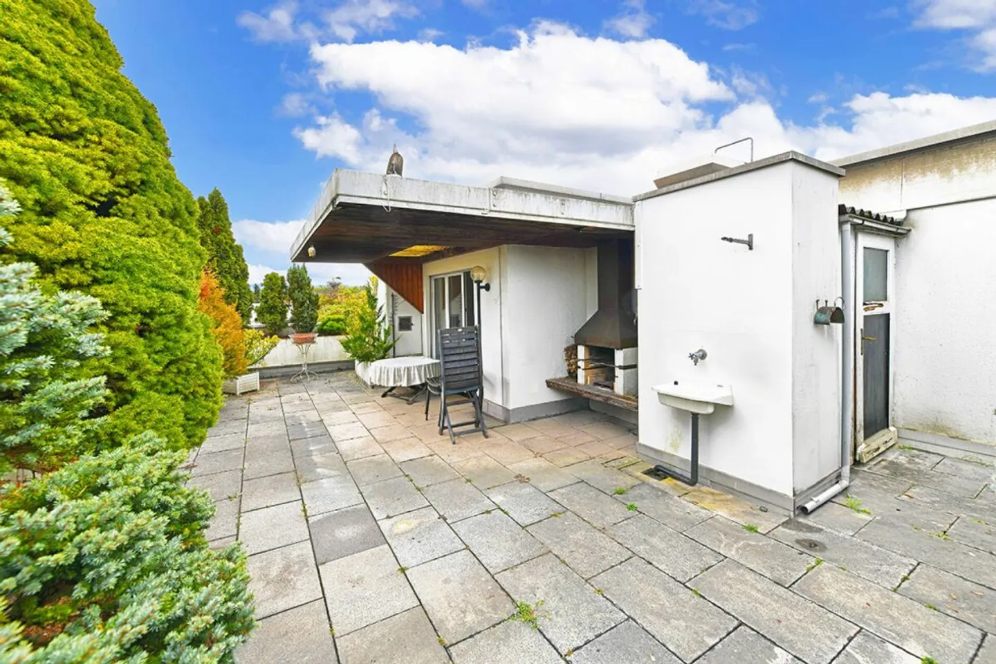 4.5 Room Penthouse Apartment in a Quiet Location with Distant Views - Photo 3 of 10