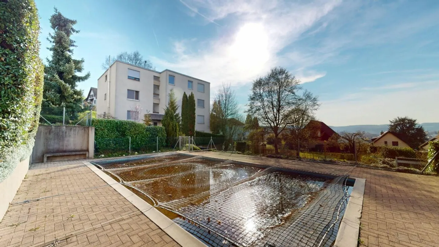 Appartement pratique de 4,5 pièces avec piscine et potentiel - Photo 9 sur 11