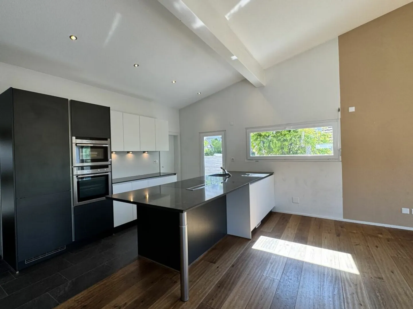 Exclusive living in sunny hillside location with a wide view - Photo 4 of 13