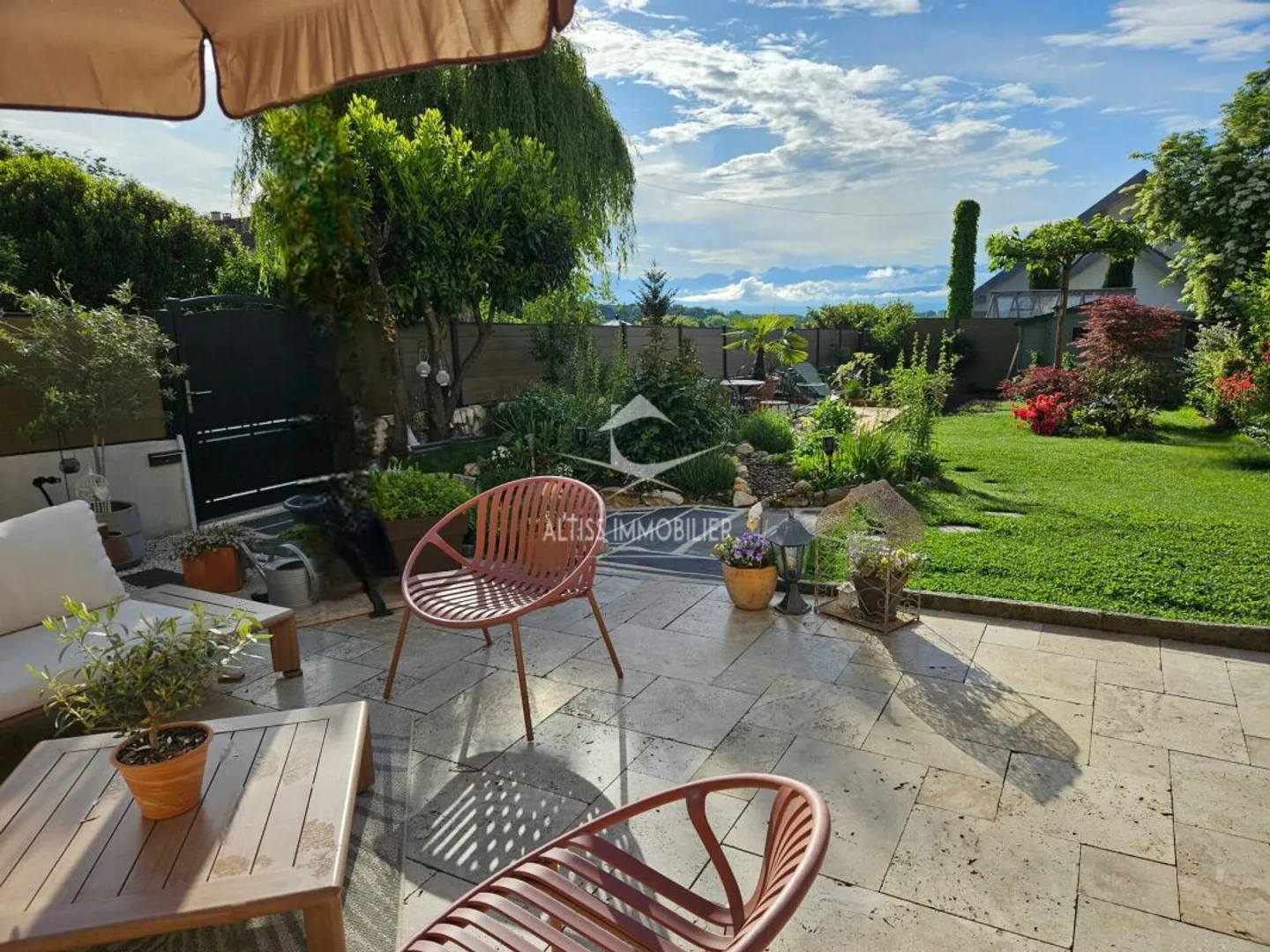 Charming fully renovated house - Photo 3 of 13