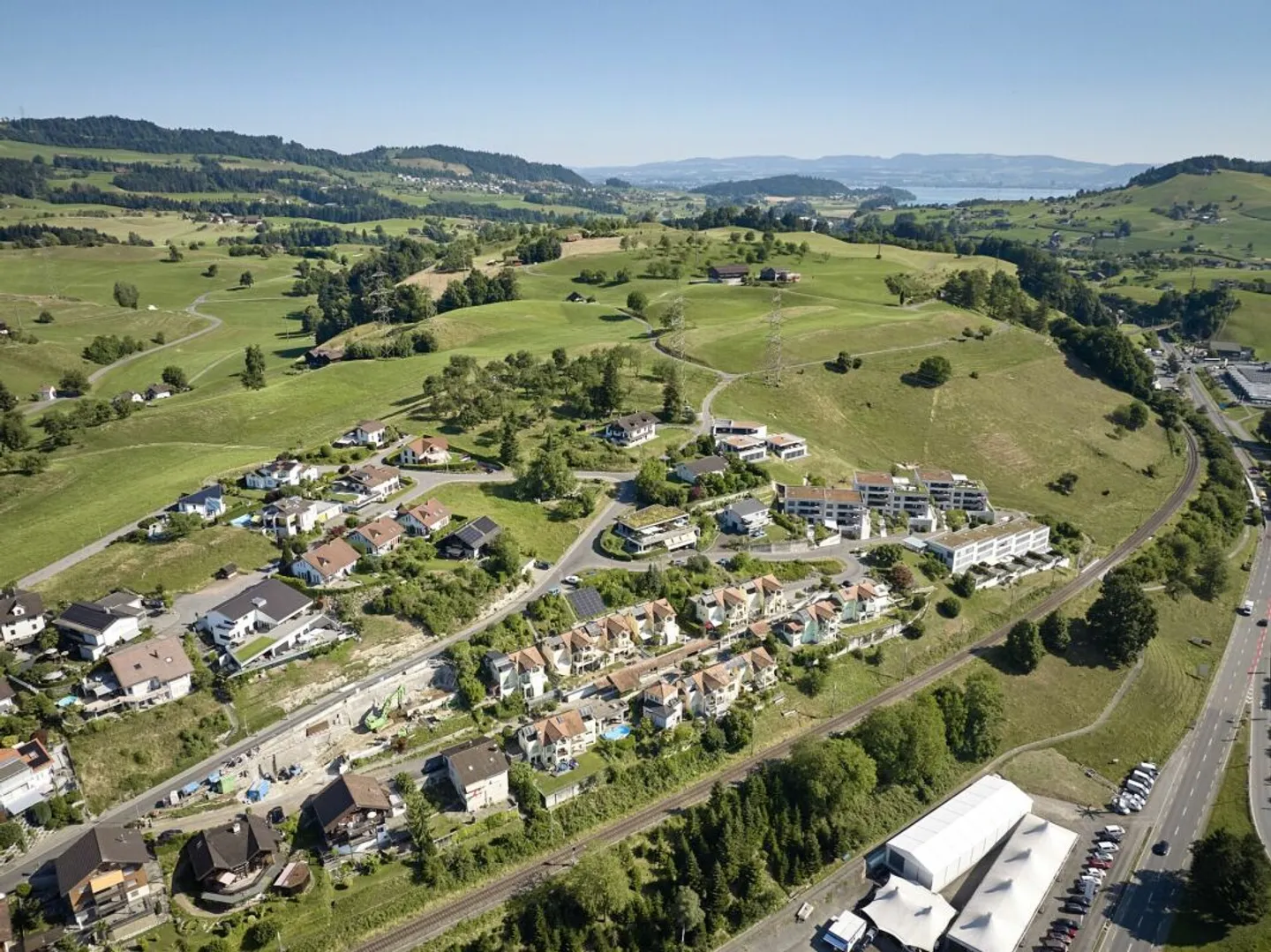 Baulandparzelle mit Berg- und Seesicht - Foto 7 di 9