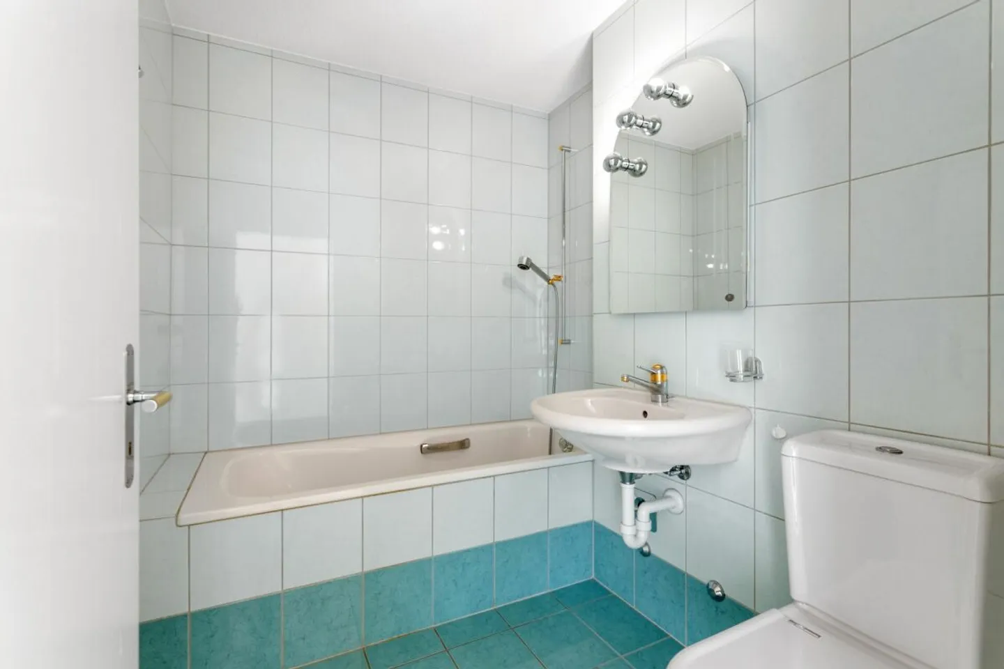 Living in a Desirable Location in Zurich - Photo 7 of 13