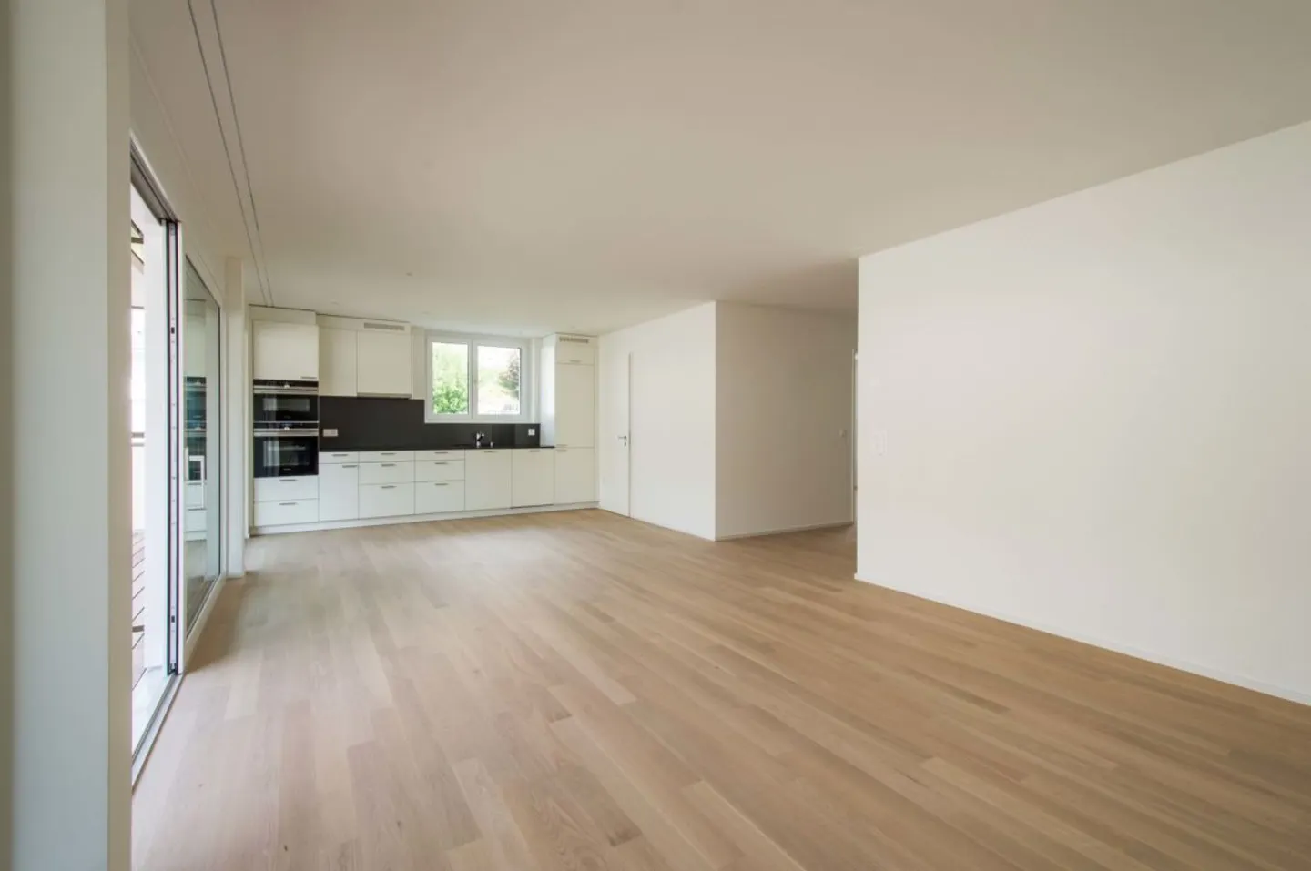 Geräumige Wohnung mit Balkon - Foto 2 von 12