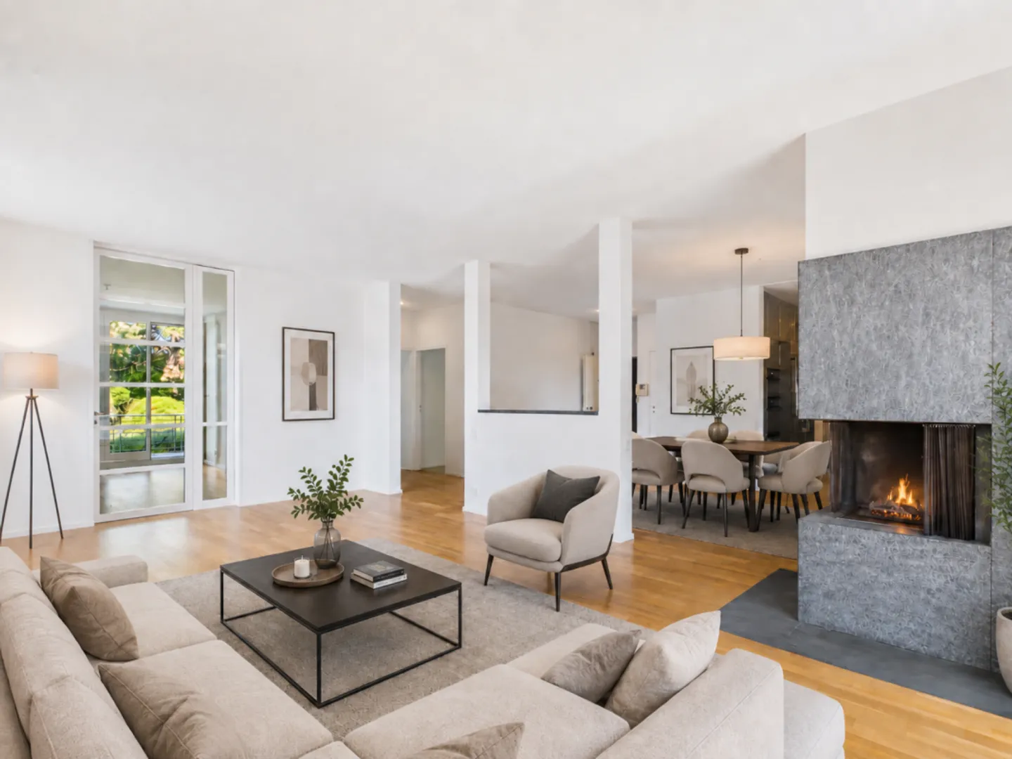 Vie élégante sur Bruderholz avec cheminée, balcon, terrasse et jardin ornemental - Photo 1 sur 13