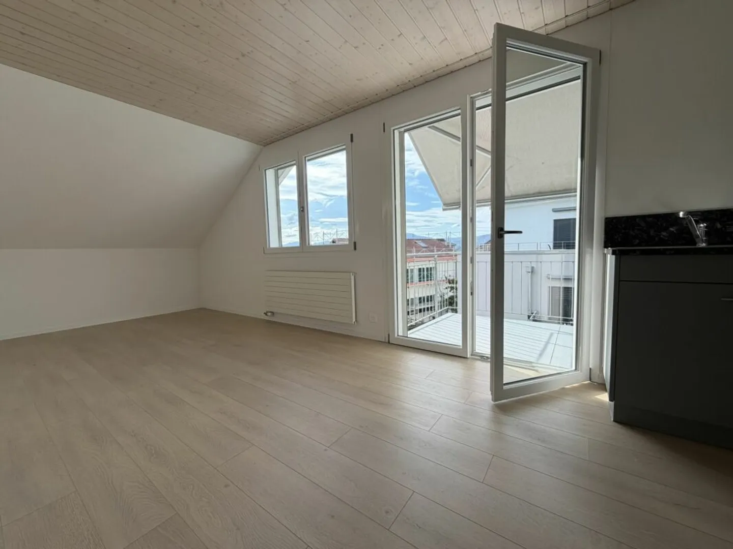 3.5 room bright attic apartment - Photo 4 of 13
