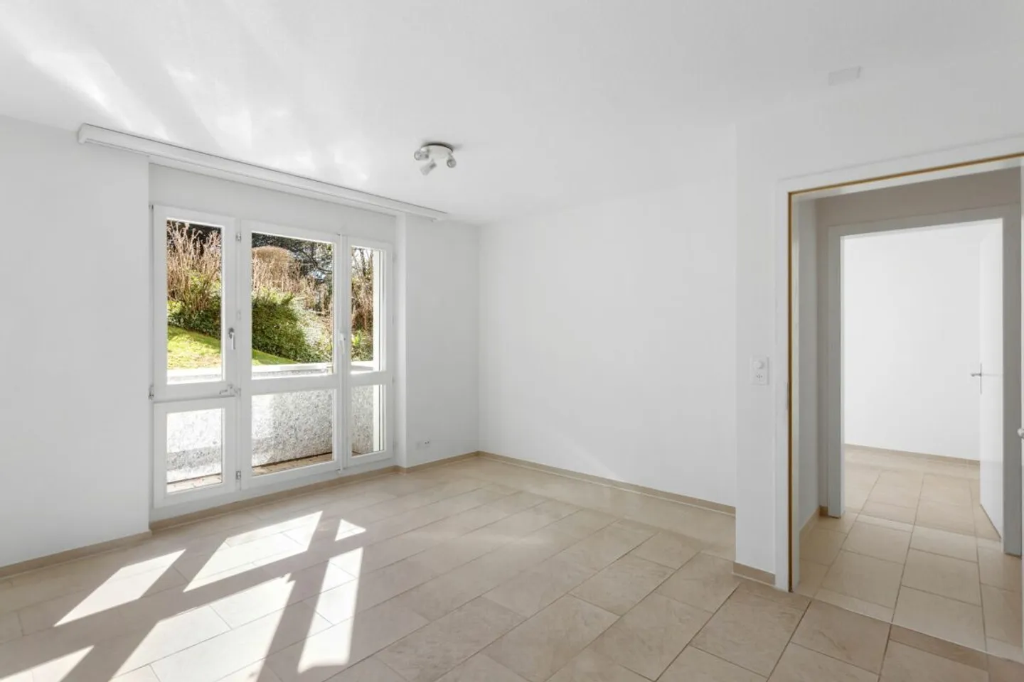 Living in a Desirable Location in Zurich - Photo 9 of 13