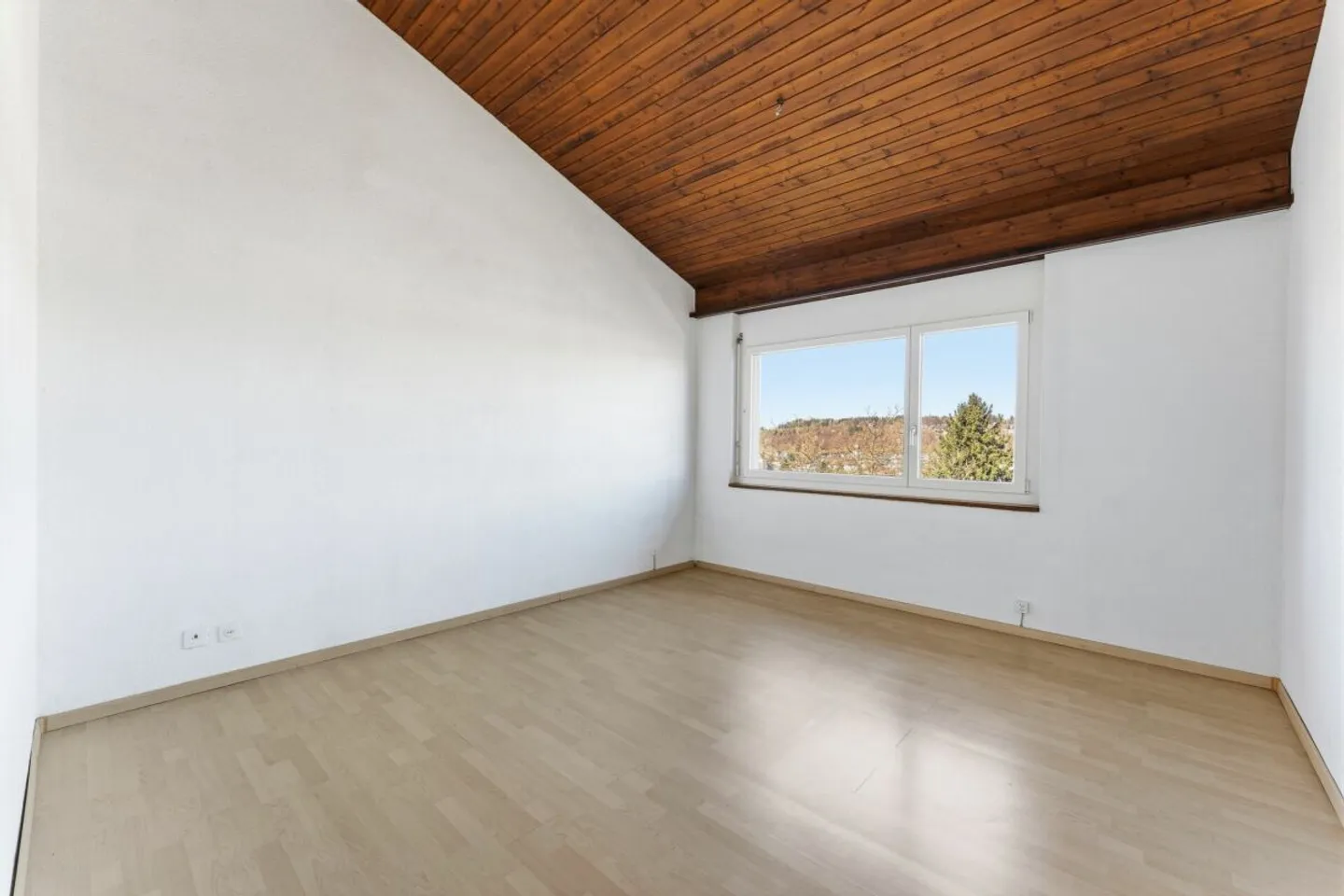 Affascinante casa bifamiliare di 6,5 stanze con vista e potenziale a Ebikon - Foto 4 di 8