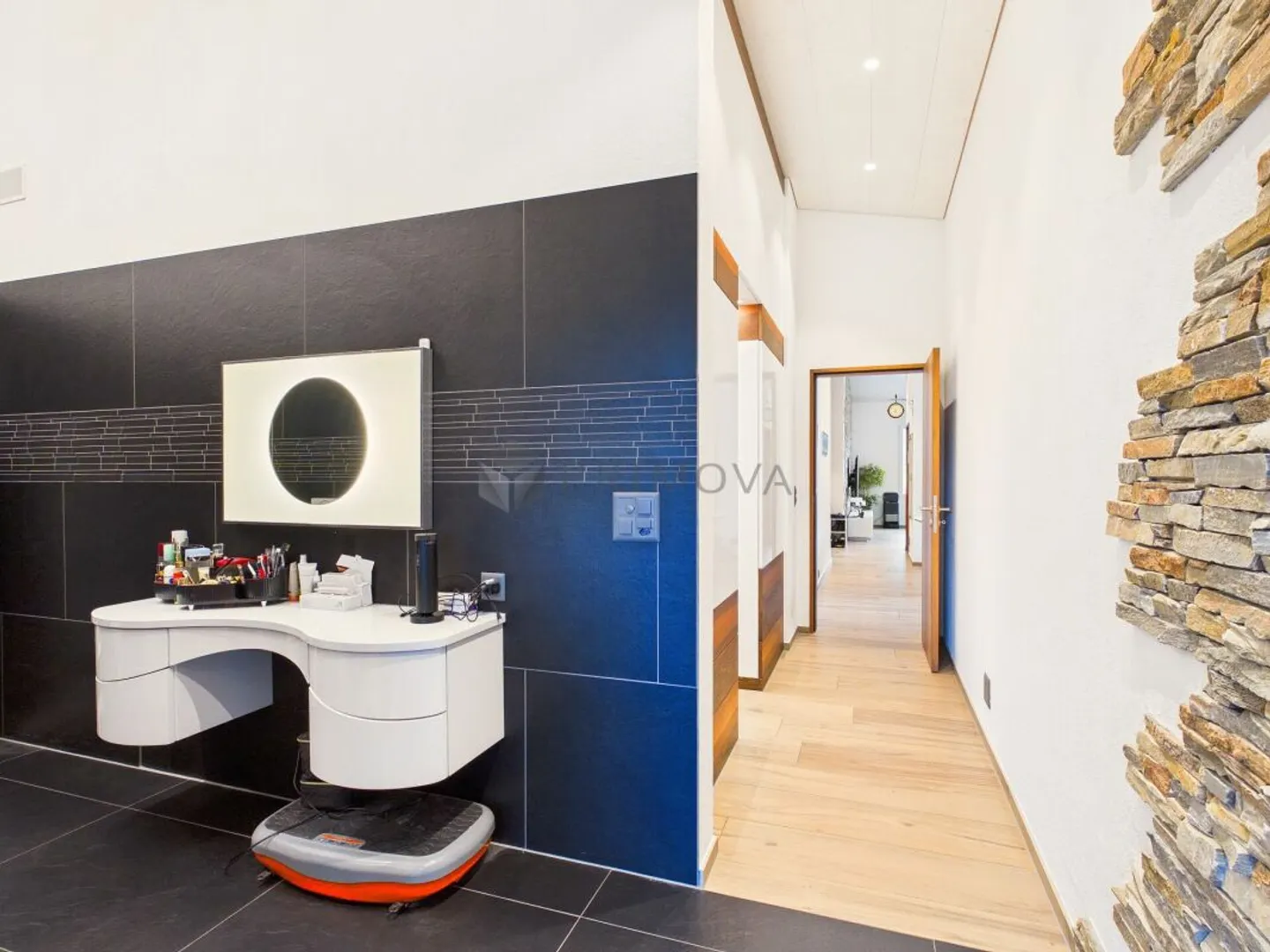 Living with Character: Elegant 4.5 Room Dream with 6 m Ceiling Height, Spa Ensuite Bathroom & Glazed Loggia - Photo 6 of 10