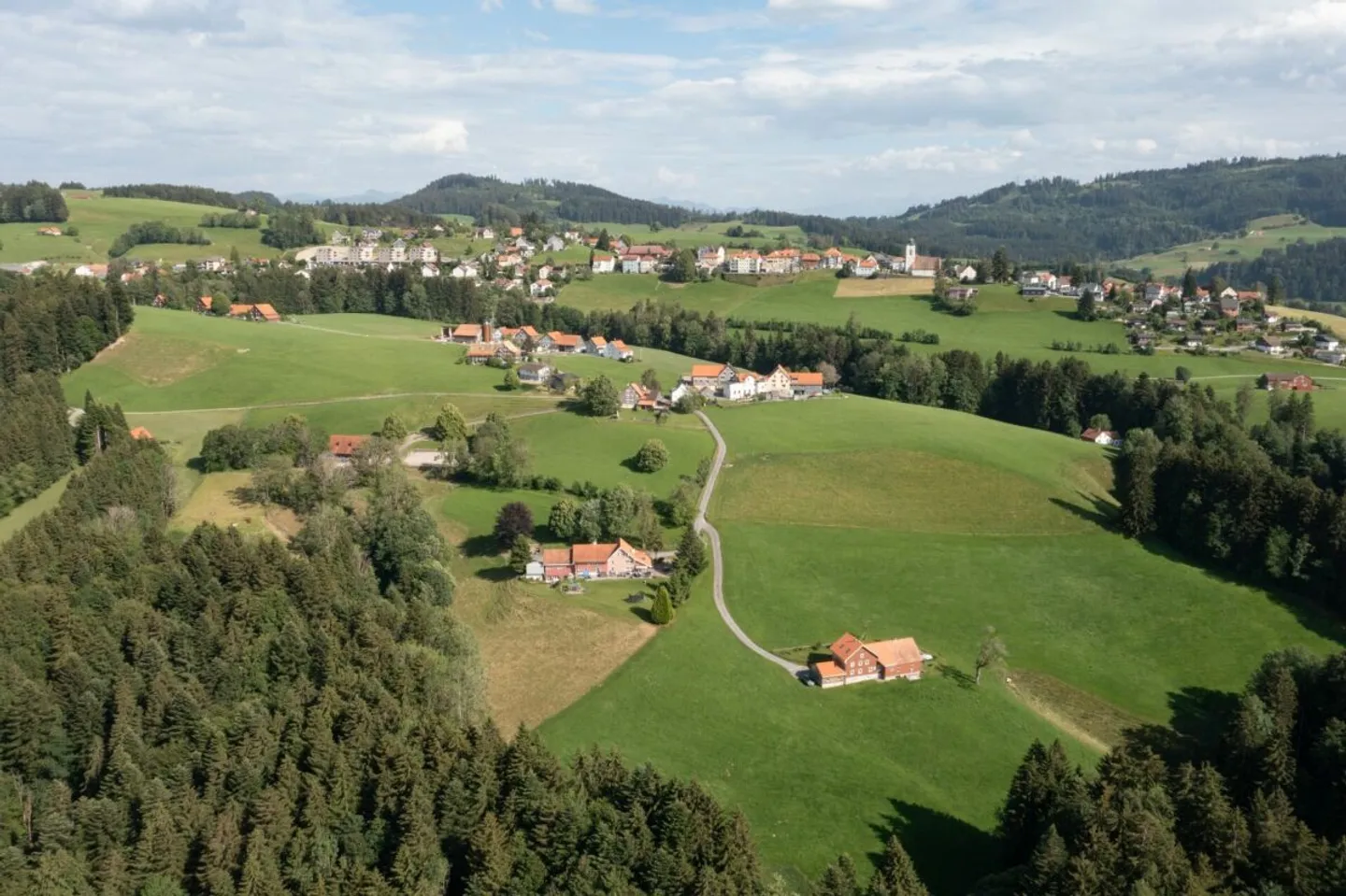 Maison appenzelloise rénovée très généreuse avec une intimité absolue - Photo 1 sur 2