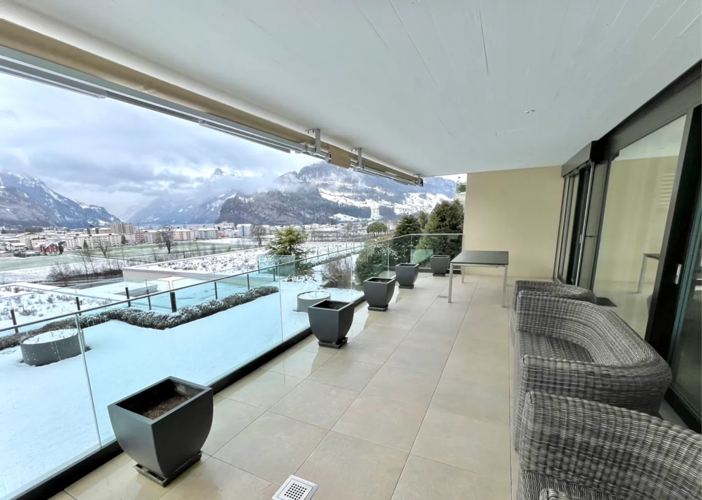Luxurious terrace apartment with garden and panoramic view of the mountains and the lake! - Photo 2 of 13