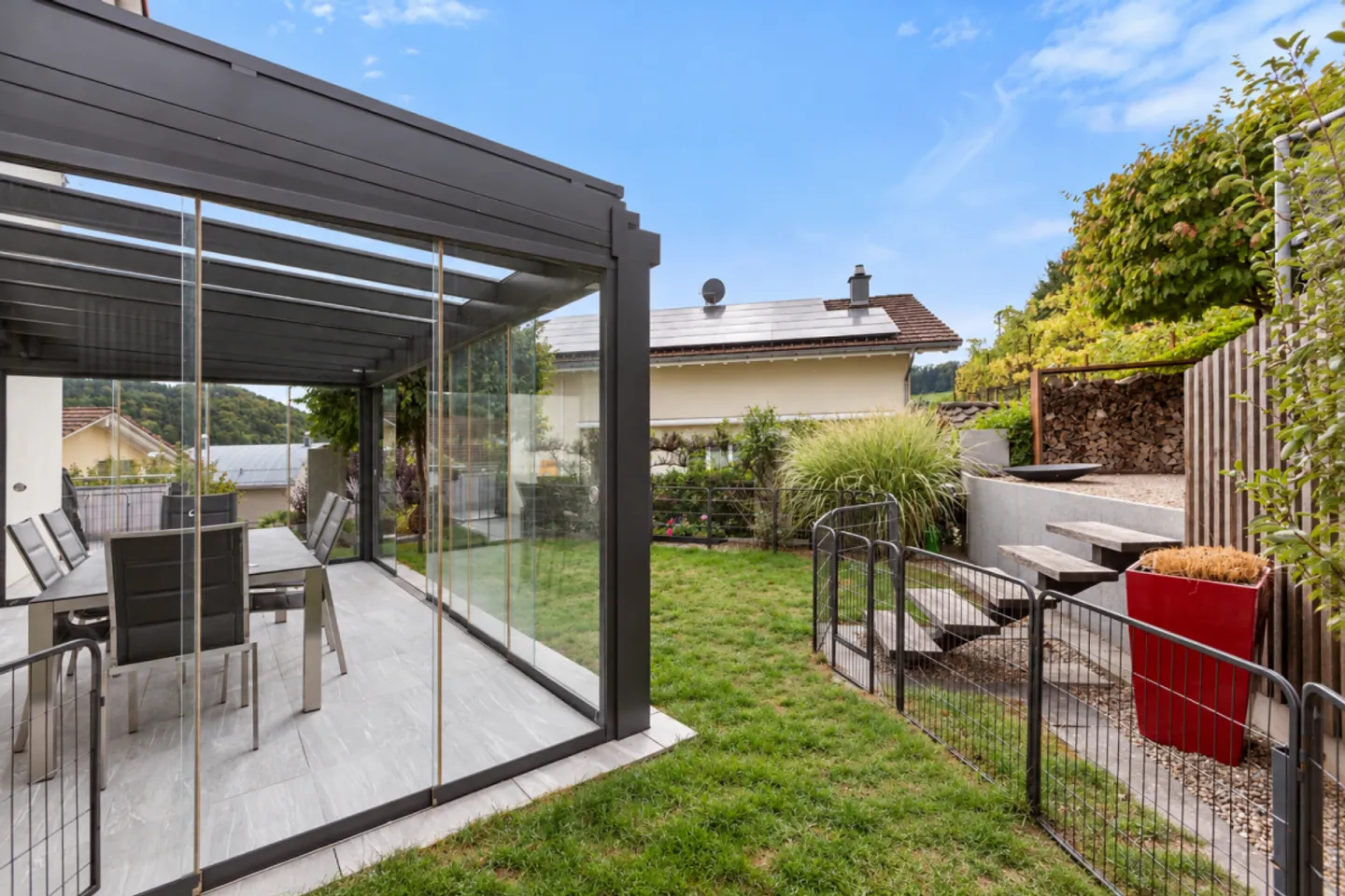 Well-maintained 5.5-room corner townhouse in a quiet residential area with idyllic garden - Photo 9 of 13