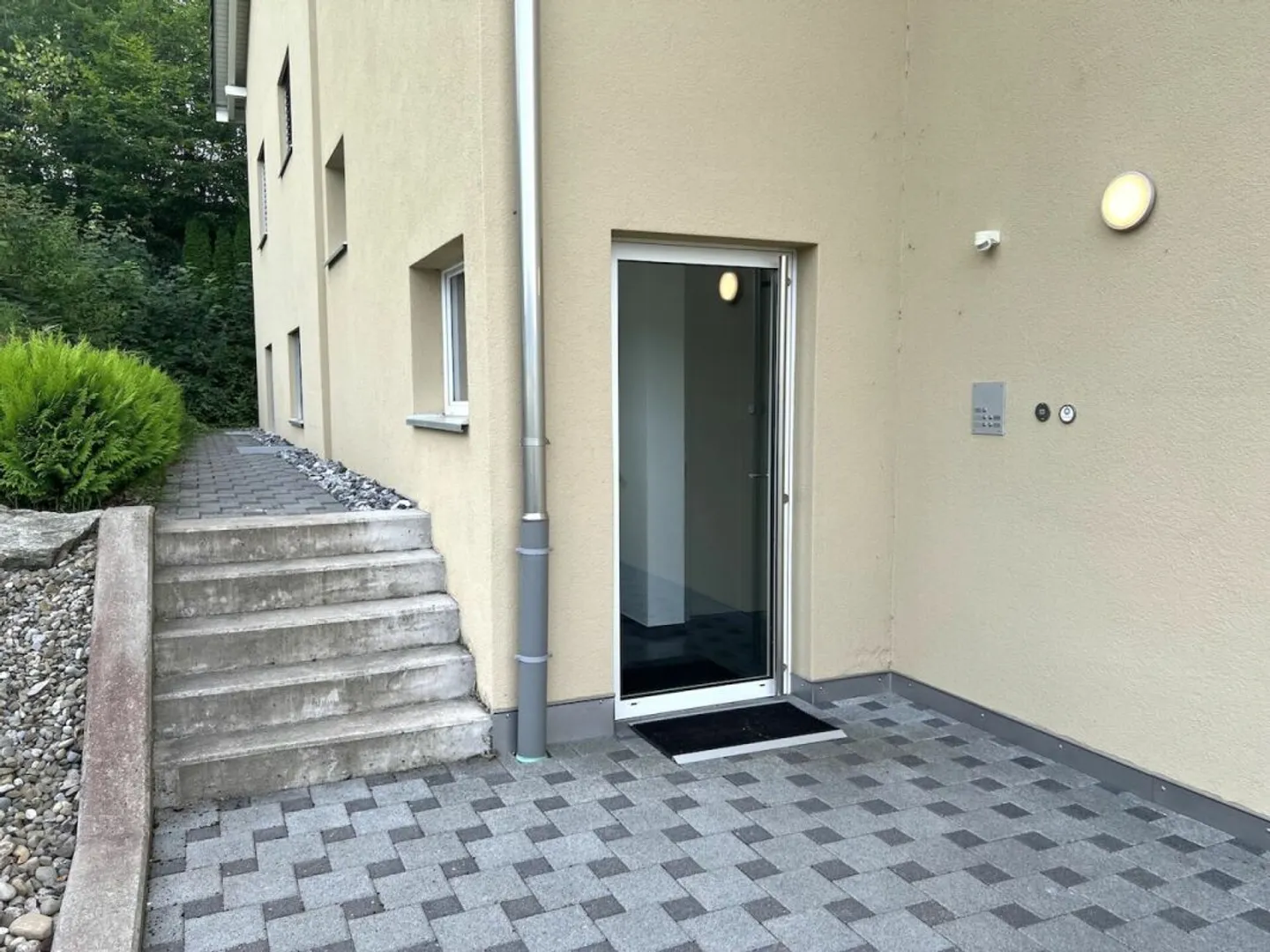 APPARTAMENTO CON GIARDINO DI TENDENZA CON AREA SALOTTO COPERTA - Foto 3 di 8