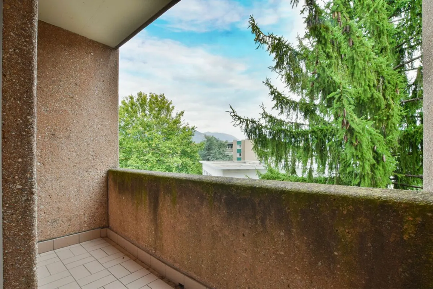 Appartement spacieux à rénover dans un quartier résidentiel - Photo 12 sur 13