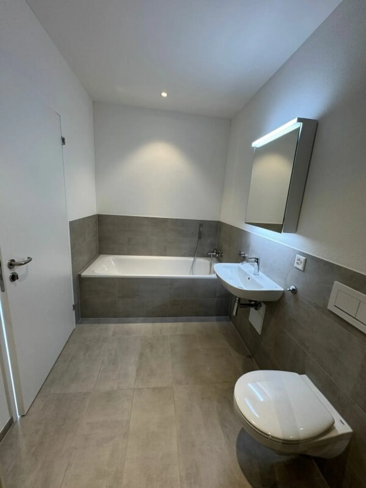 First rental: high-quality 3.5-room penthouse apartment with castle & mountain view - Photo 7 of 13