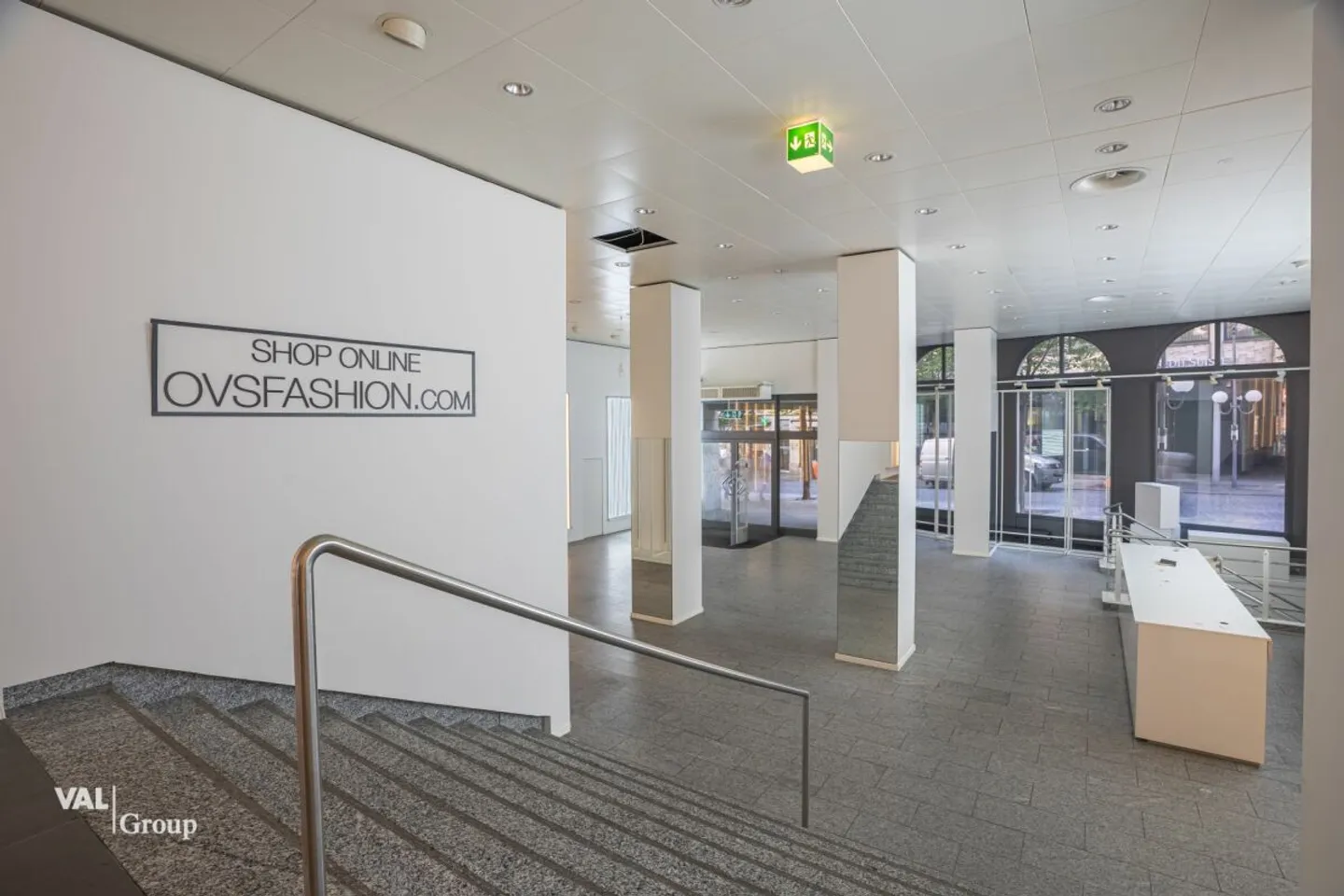 Ampio e luminoso locale in affitto su una strada vivace e molto frequentata - Foto 1 di 10