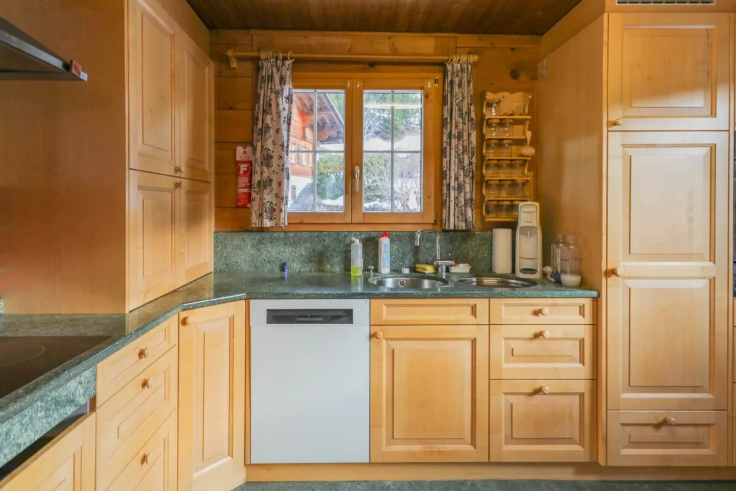 Chalet confortable et rustique avec garages et abri de jardin - Photo 8 sur 9