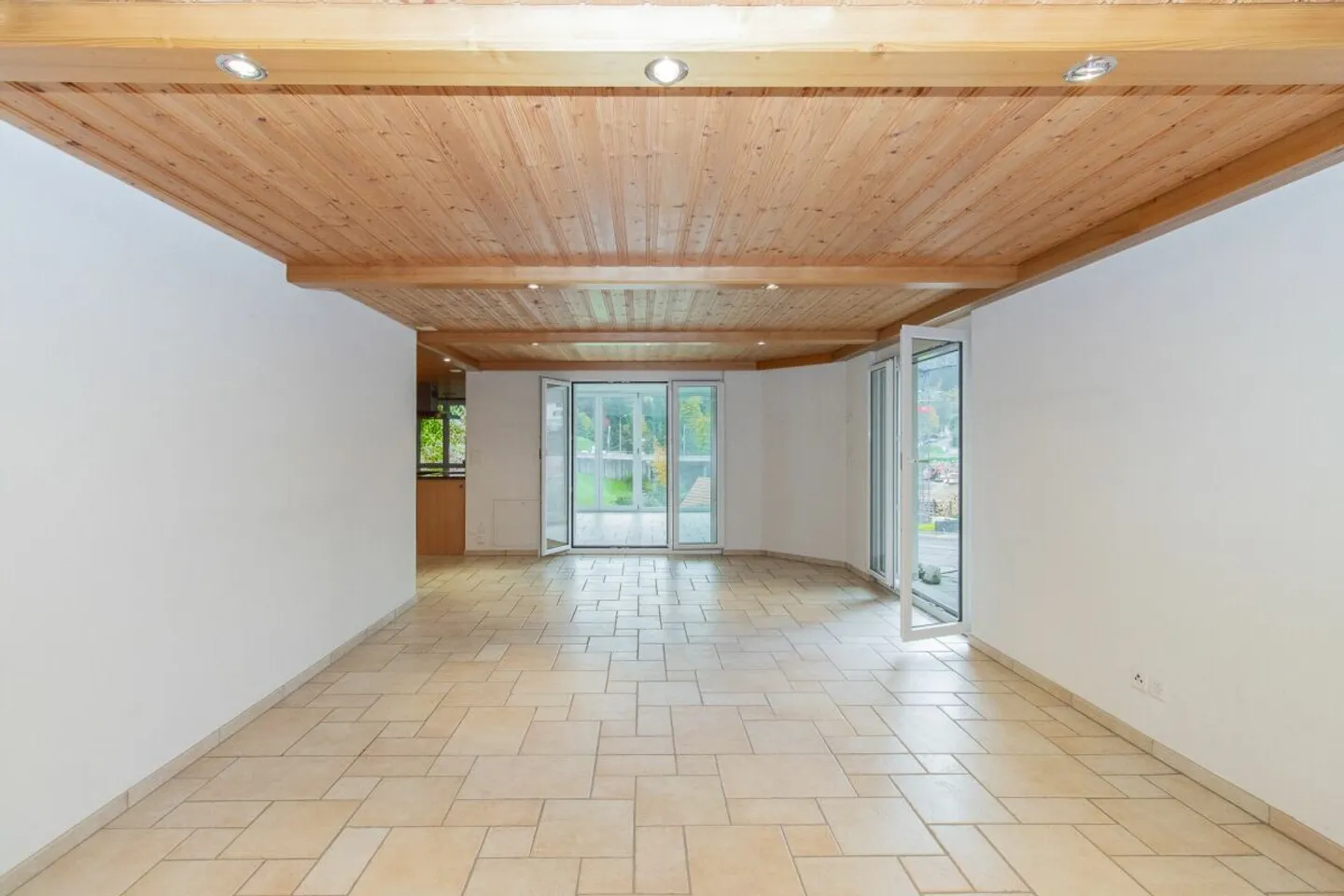 Spacious 3.5-room garden apartment - Comfortable living with winter garden and private outdoor area - Photo 2 of 13