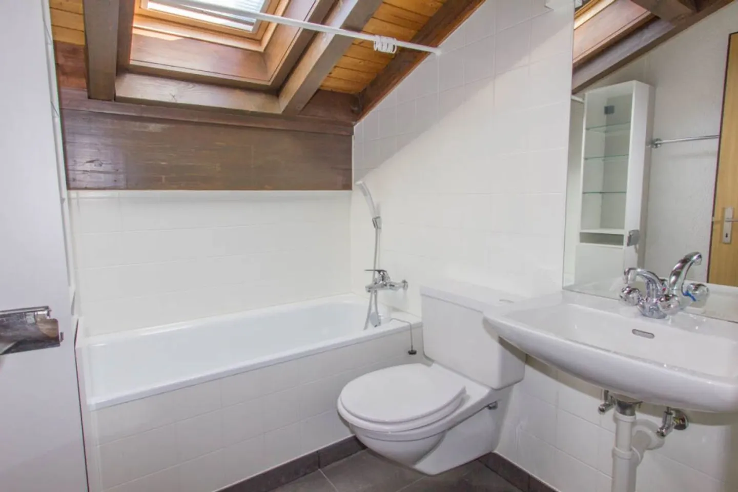 Ambiance pure : Appartement sous les combles avec cheminée - Photo 10 sur 13