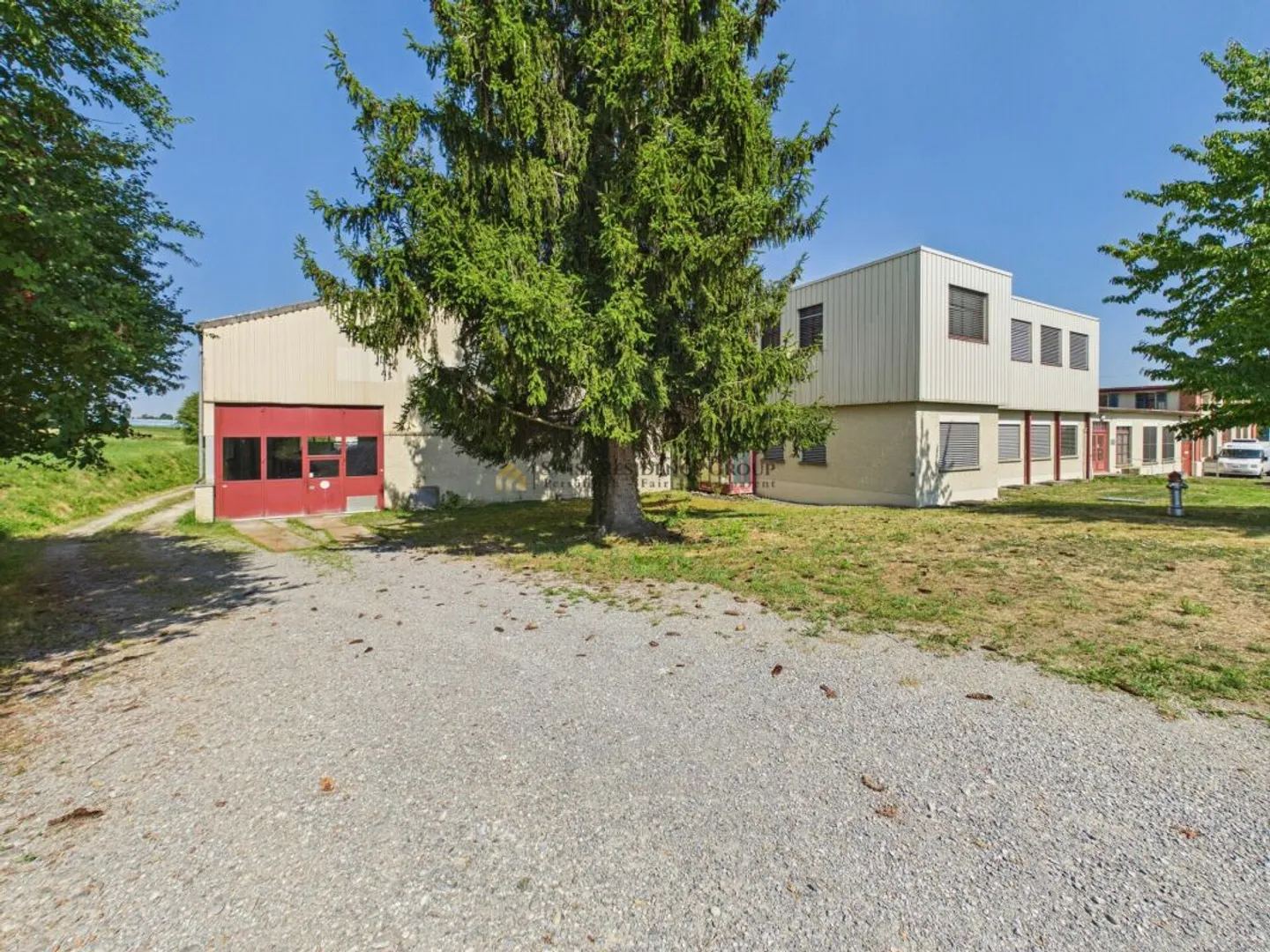 Investissement commercial attractif avec revenus locatifs et potentiel de développement - Photo 3 sur 6