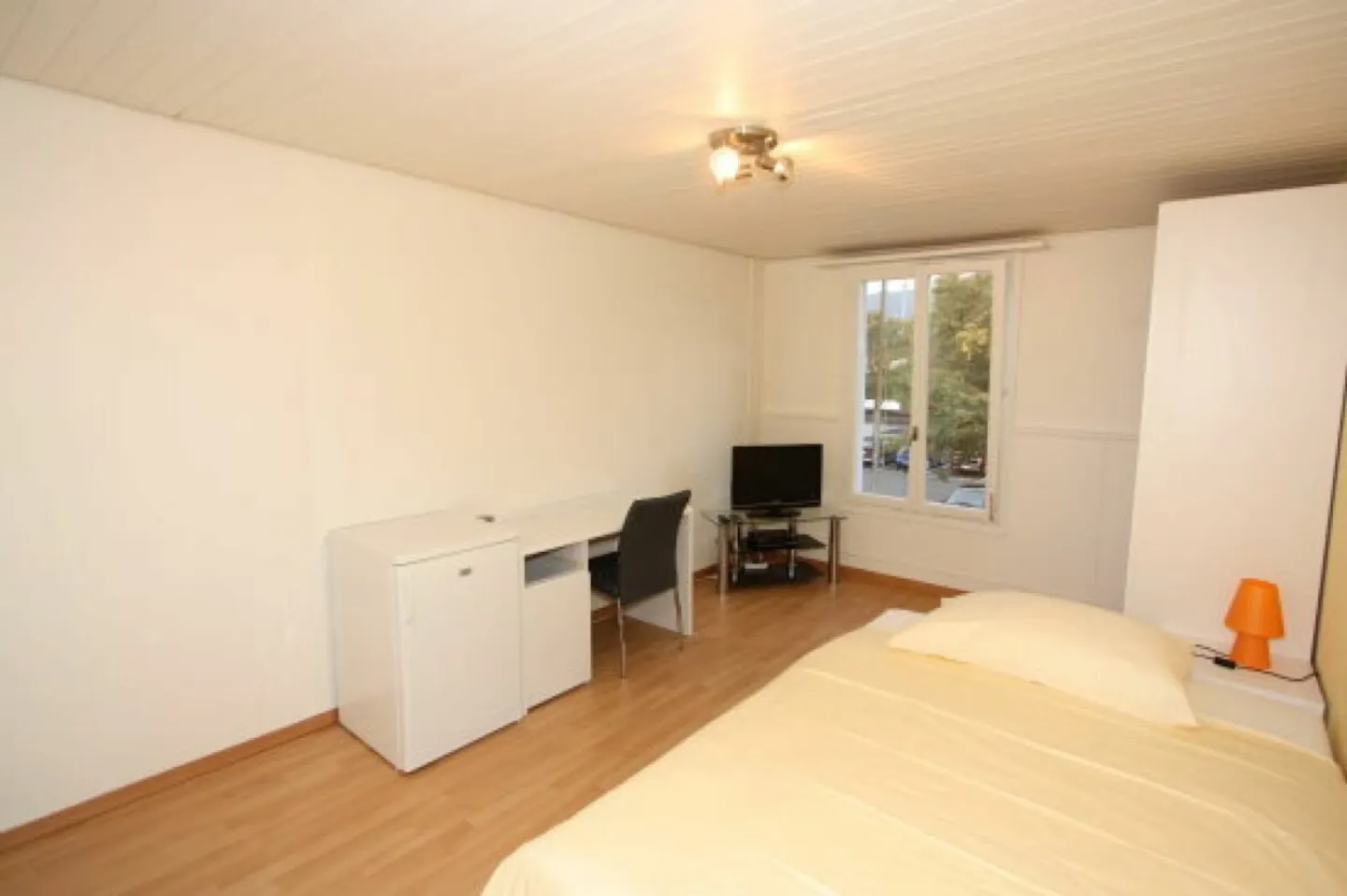 Furnished single or double room directly at Rupperswil train station - Photo 2 of 6