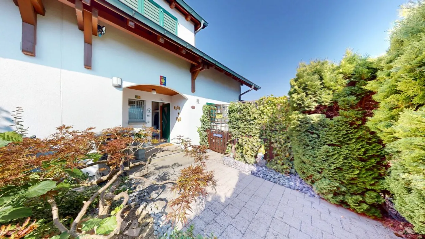Charmantes 5.5-Zimmer Doppeleinfamilienhaus mit traumhaftem Garten &amp; 3 Tiefgaragenparkplätzen in Wohlen AG - Photo 3 of 13