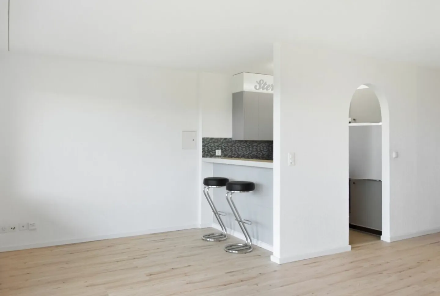 Appartement 2.5 pièces partiellement rénové avec balcon - Photo 2 sur 10