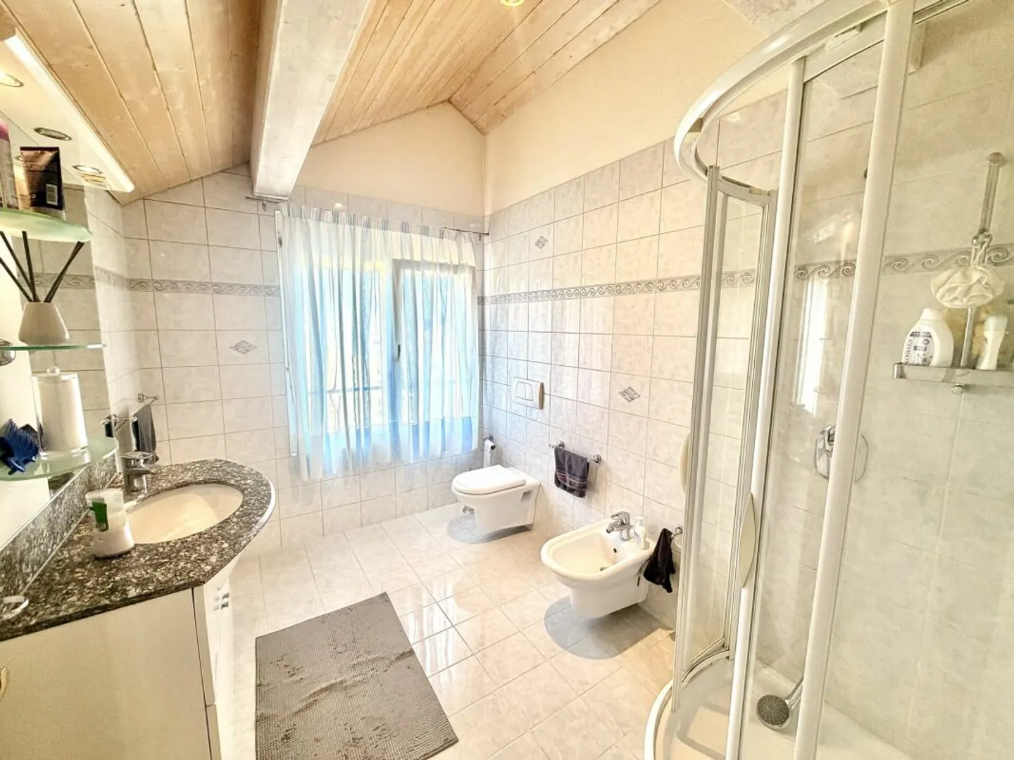 Grosszügiges 7.5-Zimmer Doppel-Einfamilienhaus in Bellach! - Foto 9 di 13