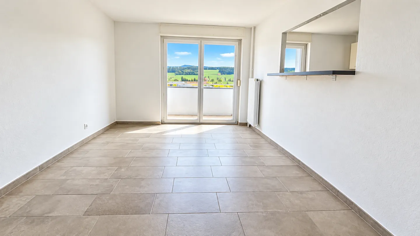 Beautiful bright 3-room apartment with balcony and magnificent unobstructed view in La Chaux-de-Fonds - Photo 12 of 13